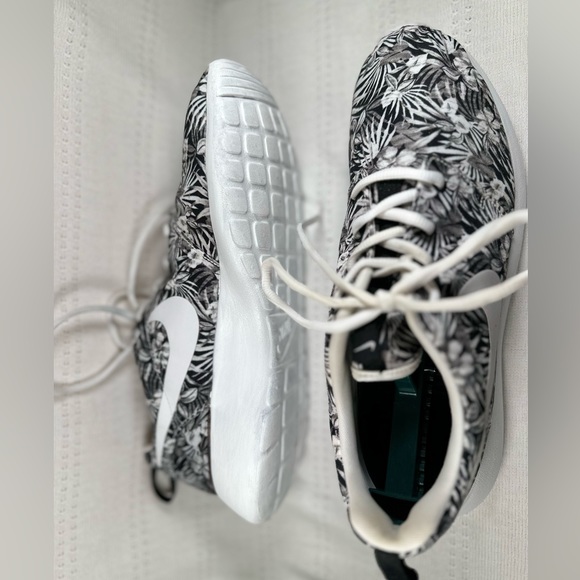 Nike Roshe One Print Floral Black White Sneakers - Picture 4 of 9